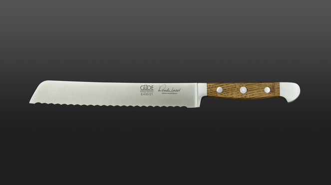 
                    Le couteau à pain Güde possède un manche en bois de chêne.