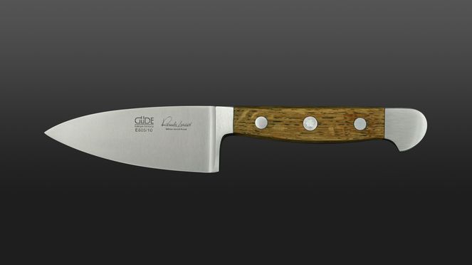 
                    Le couteau à parmesan Güde possède un manche en bois de chêne.