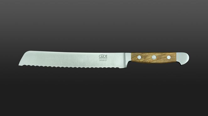 
                    Le couteau à pain Güde olivier possède une lame dentée.