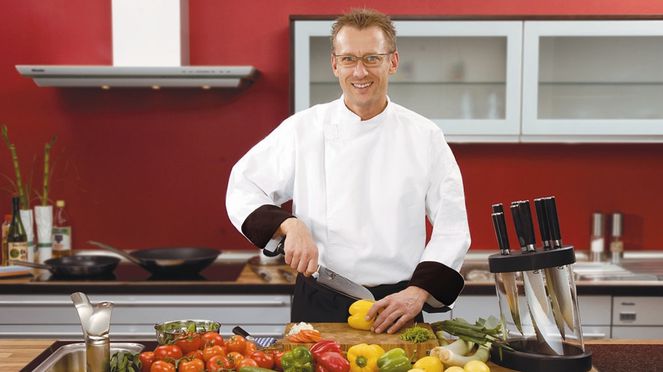 
                    Carsten Dorhs arbeitet mit dem Kochmesserset