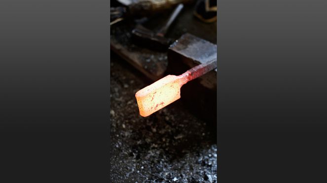 
                    Damask steel production for steak cutlery