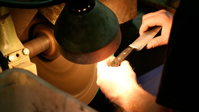 
                    Güde Parmesanmesser wird in Solingen von Hand gefertigt