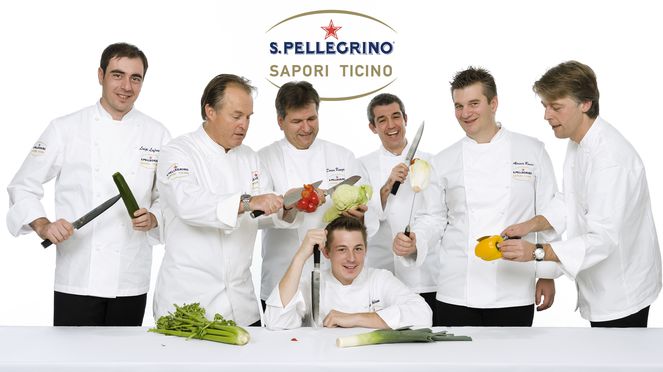 
                    Sapori Ticino Chefs arbeiten mit dem Messerset mit Schneidbrett