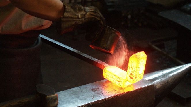 
                    Поварской нож из дамасской стали состоит из 300 слоев стали