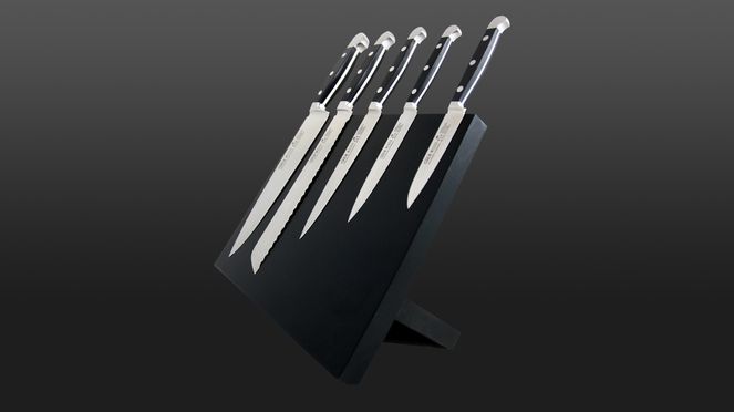 
                    Le Güde Set porte-couteaux est fabriqué en bois de hêtre noir.
