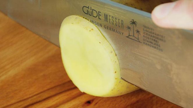 
                    chef's knife of the Güde knife set in use