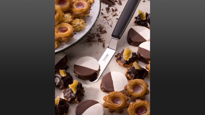 
                    agulated confectionner's spatula with patisserie