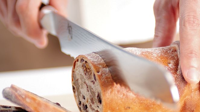 
                    Das Brotmesser Shun schneidet anstatt zerreist das Brot