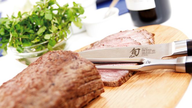 
                    The carving knife set serves for cutting roasts