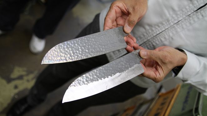 
                    Tim Mälzer chef's knife set at Kai production