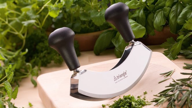 
                    With the double-edged triangle® rocking knife everything can quickly be cut