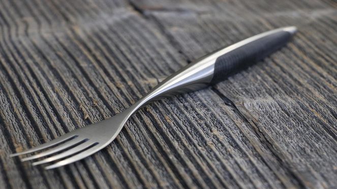 
                    set fourchette à steak suisse – bois de frêne