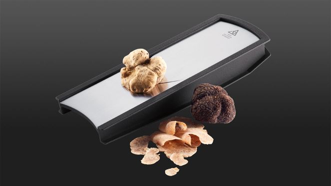 
                    The infinitely adjustable triangle truffle® slicer is also ideal for slicing finest truffle shavings