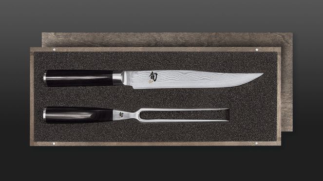 
                    Le set à trancher se compose du couteau à trancher et de la fourchette à trancher.