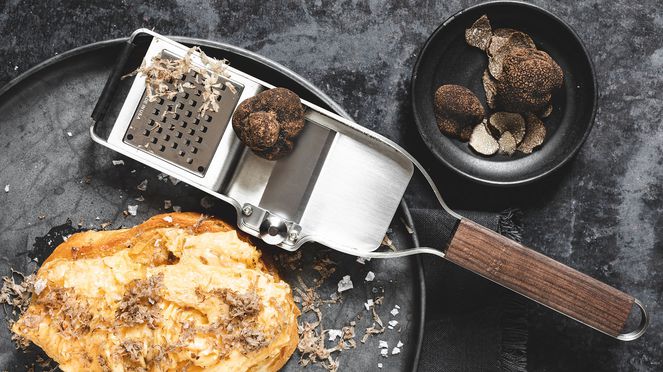 
                    With the Truffle Professional, truffles can be finely sliced and grated for an intense taste