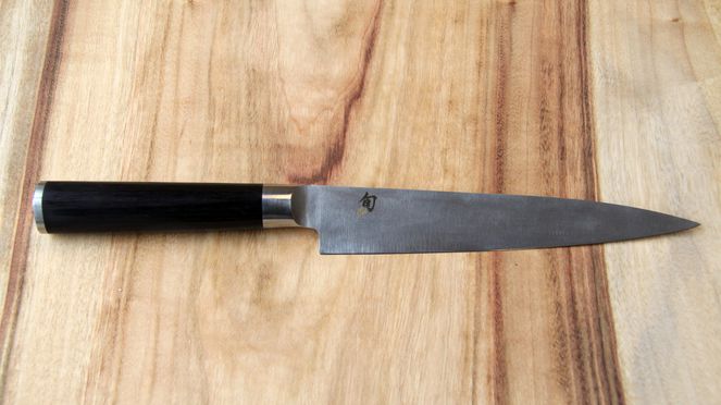 
                    Le couteau à filet flexible possède une lame à double tranchant.