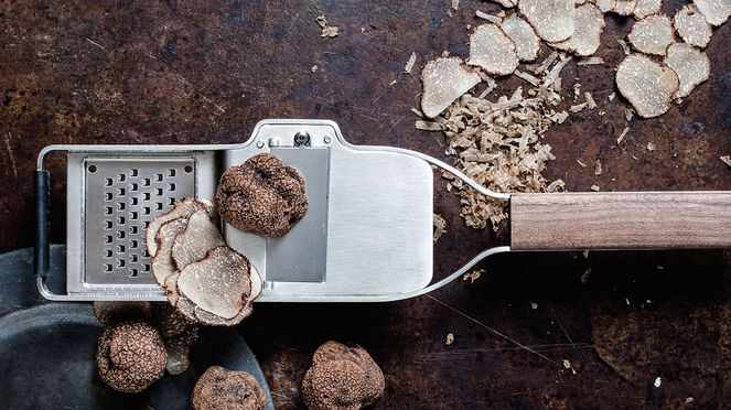 
                    The Truffle Professional from Microplane is a 2-in-1 tool combining a slicer and grater