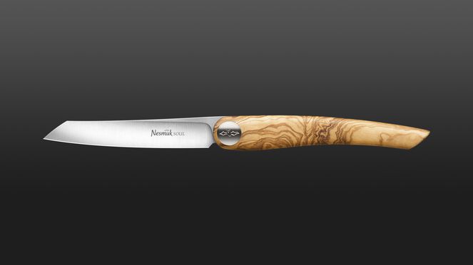 
                    The pocket knife Soul has a olive wood handle.