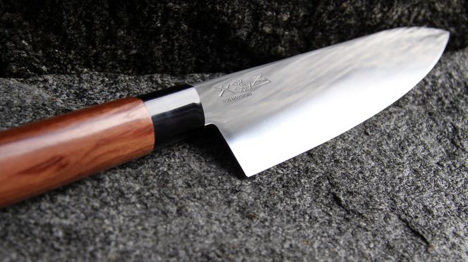 
                    Le Santoku Red Wood est un couteau de cuisine japonais