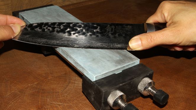
                    The grinding stone set includes the holder and 2 sharpening stones
